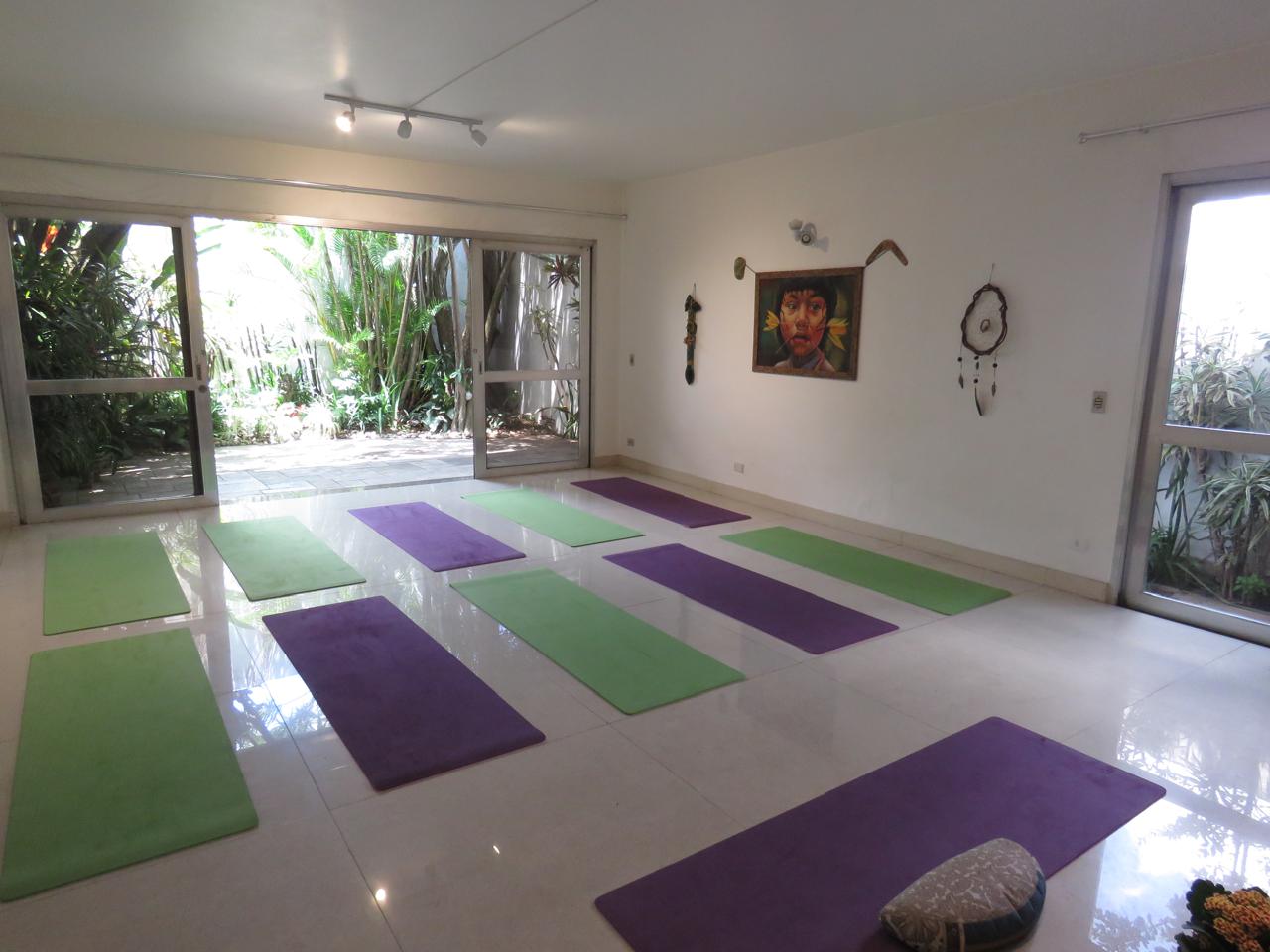 Sala com vista para jardim